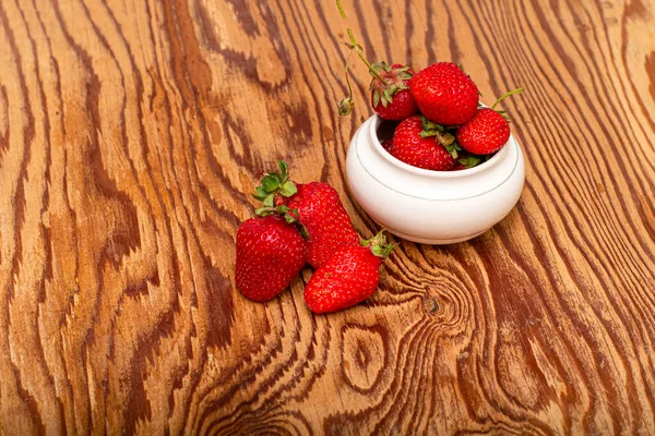 Reife Saftige Rote Erdbeeren Einer Tasse Und Auf Einem Holztisch — Stockfoto