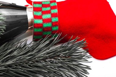 Boynunda Noel Baba çorabı olan bir şişe şampanya ve yeni yıl için bir çam dalı konsepti. Çam dalları ve şişenin rengi değişmiş. Yüksek kalite fotoğraf