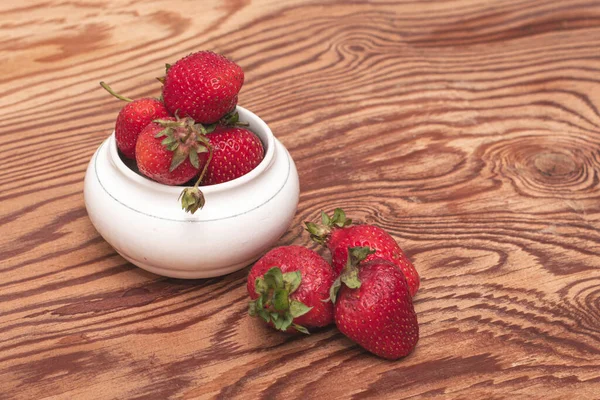 Reife Saftige Rote Erdbeeren Einer Tasse Und Auf Einem Holztisch — Stockfoto