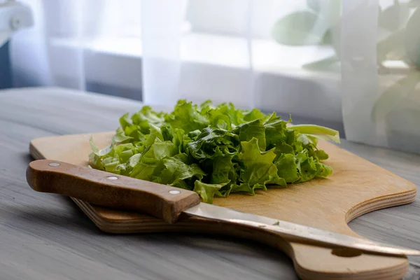 Lettuce Leaves Cutting Board Next Knife Table High Quality Photo — Stock Photo, Image