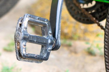 Beton bir yolun arka planında bisiklet pedalı yakın plan. Yüksek kalite fotoğraf