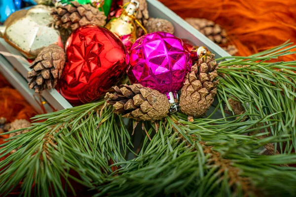Wooden box with pine twigs Christmas decorations and pine cones — Stock Photo, Image