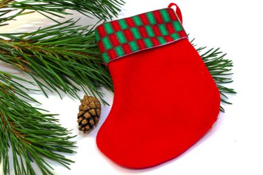 Beyaz arka planda çam kozalağı ve Noel Baba çorabı. Yüksek kalite fotoğraf