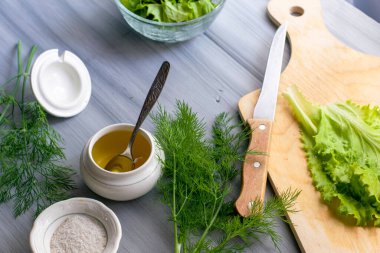Masadaki kesme tahtasına dilimlenmiş zeytinyağı salatası. Yüksek kalite fotoğraf