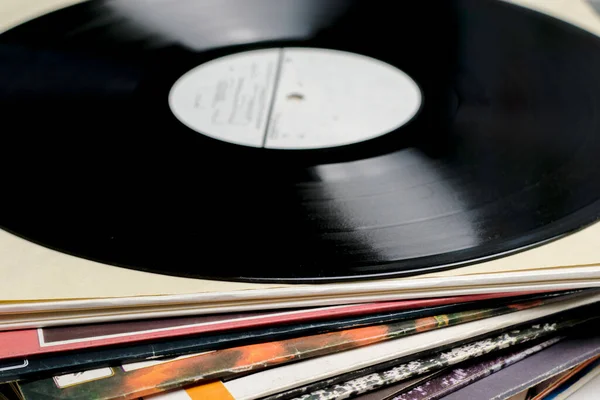 Une Pile Vieux Disques Vinyles Refermant Des Disques Est Retirée — Photo