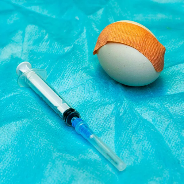Koncepce Univerzální Vakcinace Kuřecí Vejce Nalepenou Omítkou Injekční Stříkačkou Lékařský — Stock fotografie