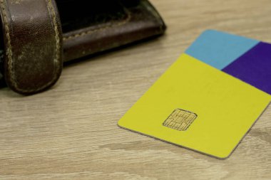 Masada duran kredi kartı ve cüzdan. Yüksek kalite fotoğraf