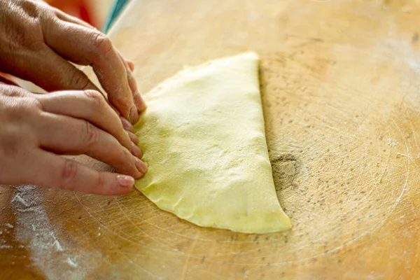 Uma Mulher Faz Tortas Caucasianas Com Chebureks Carne Uma Tábua — Fotografia de Stock