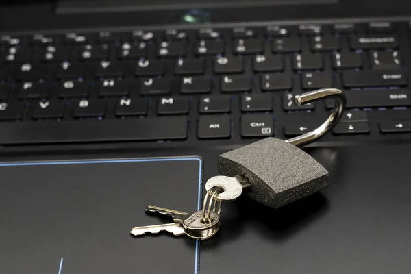 Cadeado Aberto Com Chaves Sobre Conceito Proteção Dados Teclado Laptop — Fotografia de Stock