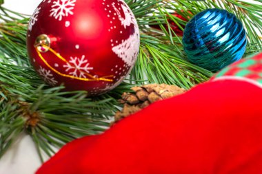 Noel ağacı süslemeleri çam dalında oyuncaklar. Yüksek kalite fotoğraf