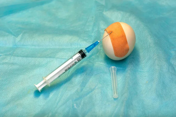 Pojem Univerzální Vakcinace Kuřecí Vejce Náplastí Injekční Stříkačkou Přilepenou Lékařském — Stock fotografie