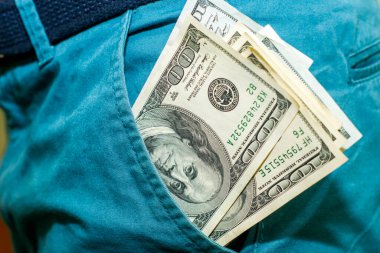Pantolon cebinde bir yığın 100 dolarlık banknot var. Yüksek kalite fotoğraf