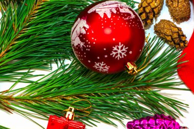 Noel ağacı süslemeleri çam dalında oyuncaklar. Yüksek kalite fotoğraf