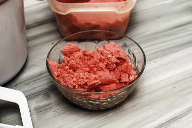 Cam bir sokette ev yapımı vişneli dondurma ve masada dondurma kaşığının yanında plastik bir kap. Yüksek kalite fotoğraf