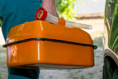 Adamın biri elinde turuncu bir gaz tüpü tutuyor. Yüksek kalite fotoğraf