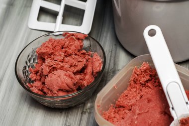 Cam bir sokette ev yapımı vişneli dondurma ve masada dondurma kaşığının yanında plastik bir kap. Yüksek kalite fotoğraf