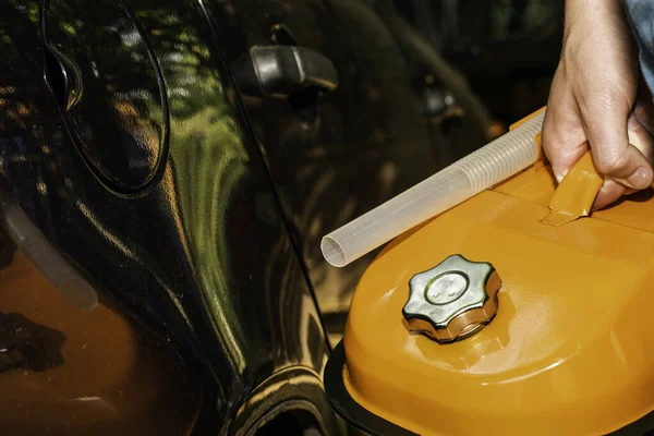 Mężczyzna Trzyma Pomarańczowy Kanister Gazem Ręku Obok Samochodu Wysokiej Jakości — Zdjęcie stockowe