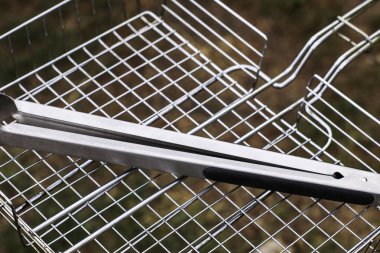 Barbekü ızgara ve barbekü maşası piknik mutfak aksesuarları. Yüksek kalite fotoğraf