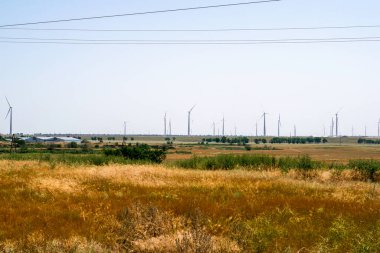 Güneşli bir günde bozkırdaki rüzgâr çiftliği. Yüksek kalite fotoğraf
