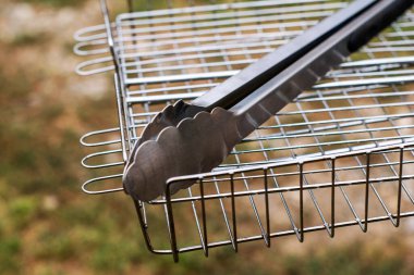 Barbekü ızgara ve barbekü maşası piknik mutfak aksesuarları. Yüksek kalite fotoğraf