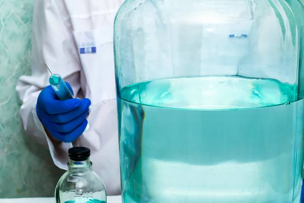 Médico Laboratório Segura Uma Seringa Mão Torno Vasos Diferentes Volumes — Fotografia de Stock