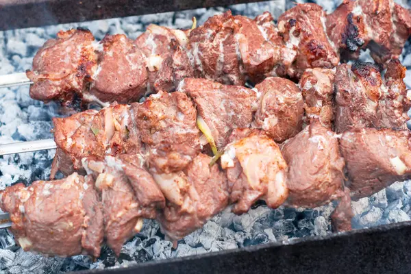 Dönerspieße Werden Auf Dem Grill Auf Kohlen Gebraten Hochwertiges Foto — Stockfoto