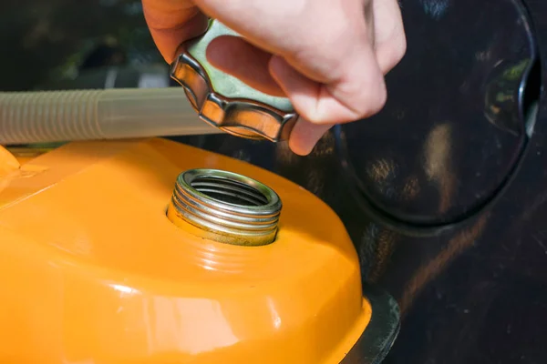 Homme Tient Une Cartouche Essence Orange Dans Main Côté Voiture — Photo