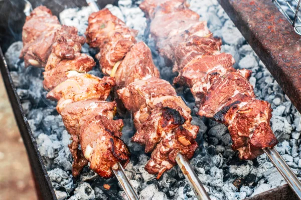 Dönerspieße Werden Auf Dem Grill Auf Kohlen Gebraten Hochwertiges Foto — Stockfoto