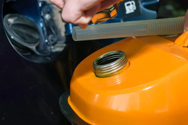 Mężczyzna Trzyma Pomarańczowy Kanister Benzyną Ręku Obok Samochodu Odkręca Korek — Zdjęcie stockowe
