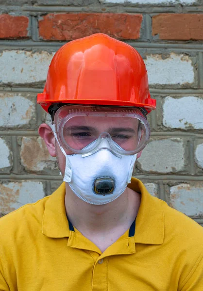 Guy Construction Worker Protective Construction Helmet Respirator Protective Glasses Background — Stock Photo, Image