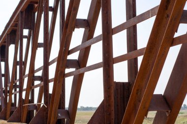 Nehrin üzerindeki eski köprünün demir sütunları. Yüksek kalite fotoğraf