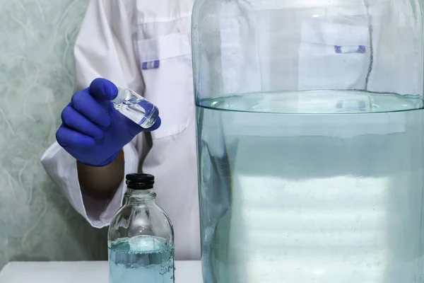 Operatore Medico Laboratorio Tiene Mano Una Bottiglia Liquido Velenoso Sono — Foto Stock