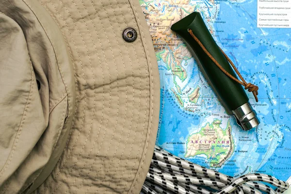 世界の地理地図上の観光旅行の概念がある帽子クライミングロープとペンナイフです 高品質の写真 — ストック写真