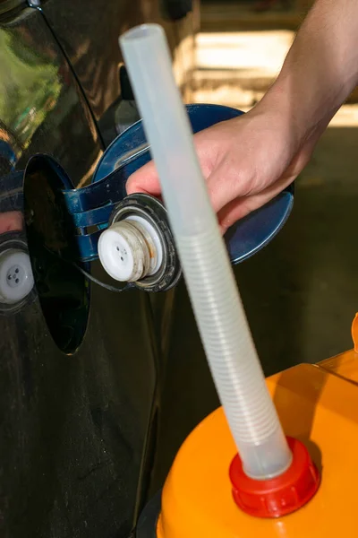 Uomo Tiene Mano Una Bombola Arancione Benzina Accanto Auto Con — Foto Stock