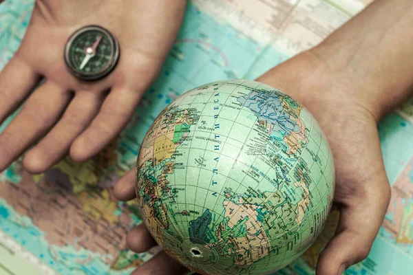Глобус Компас Руках Человека Фоне Географической Карты Мира Концепции Туристического — стоковое фото