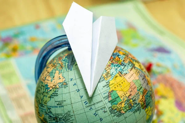 Бумажный Самолет Глобусе Фоне Концепции Туристической Карты Мира Высокое Качество — стоковое фото