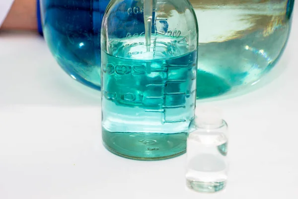 Assistente Laboratorio Laboratorio Attinge Liquido Una Bolla Con Una Pipetta — Foto Stock