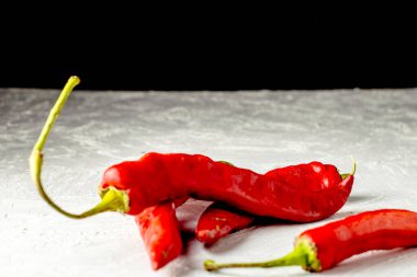 Alçılı bir yüzeye yakın çekim kırmızı kırmızı biber. Yüksek kalite fotoğraf