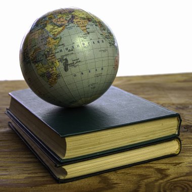 Bir yığın kitap üzerinde konsept eğitim okulu coğrafi küresi. Yüksek kalite fotoğraf