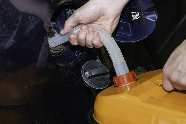 Kierowca Tankuje Samochód Pojemnika Poprzez Umieszczenie Węża Przelewowego Szyjce Zbiornika — Zdjęcie stockowe