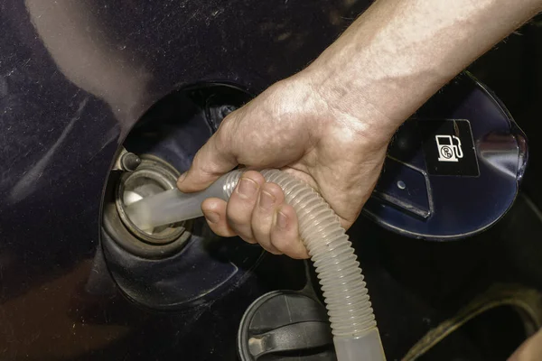 Conducteur Ravitaille Voiture Partir Une Cartouche Insérant Tuyau Trop Plein — Photo