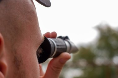 Şarap üreticisi, üzüm suyunun şeker içeriğini belirlemek için kırılma ölçere bakar. Yüksek kalite fotoğraf