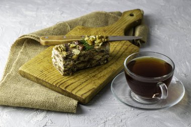 Tahta bir tahtanın üzerinde ev yapımı susam halkası bir bıçak ve bir fincan çayın yanında. Yüksek kalite fotoğraf