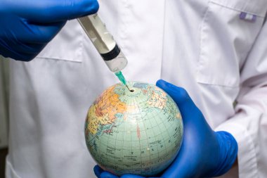 Doktor şırınga aşısı ile dünyayı deliyor. Yüksek kalite fotoğraf