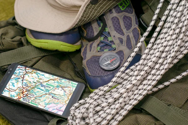 Batoh Tenisky Klobouk Kompas Lano Smartphone Otevřenou Mapovou Koncepcí Cestovní — Stock fotografie