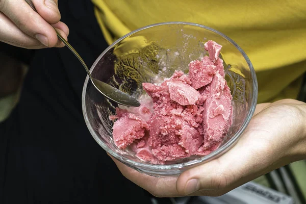 Homem Come Gelado Cereja Com Uma Colher Uma Máquina Fazer — Fotografia de Stock