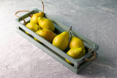 Eski bir kutuda olgun sulu armutlar. Yüksek kalite fotoğraf