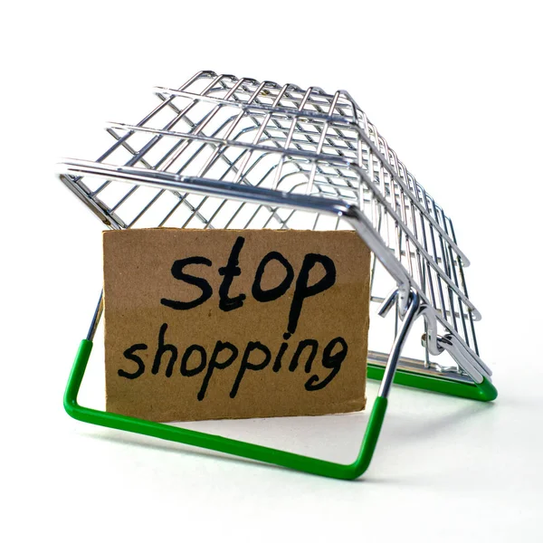 합리적 소비를 거부한다는 개념은 쇼핑을 그만두라는 표지판 거꾸로 바구니를 있습니다 — 스톡 사진