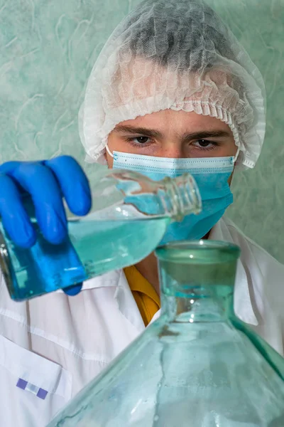 Assistente Medico Laboratorio Cappotto Bianco Guanti Una Maschera Igienica Tappo — Foto Stock