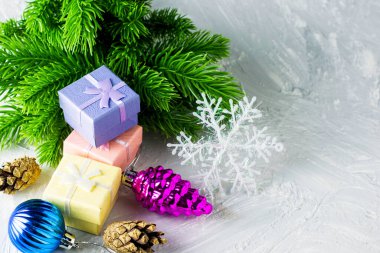 Bir kutuda hediye olarak köknar dalları kar tanesi konileri ve Noel süslemeleri telif alanı. Yüksek kalite fotoğraf